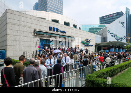 Shanghai, Shanghai, CHN. 19 mai, 2016. Shanghai, Chine - le 19 mai 2016 : (usage éditorial uniquement. Les touristes de la Chine) se tenir dans une longue ligne de l'Oriental Pearl et de l'aquarium marin. Le 19 mai est la 6e journée du tourisme en Chine, et 58 sites touristiques sont à 50 % de réduction. © SIPA Asie/ZUMA/Alamy Fil Live News Banque D'Images