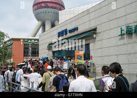 Shanghai, Shanghai, CHN. 19 mai, 2016. Shanghai, Chine - le 19 mai 2016 : (usage éditorial uniquement. Les touristes de la Chine) se tenir dans une longue ligne de l'Oriental Pearl et de l'aquarium marin. Le 19 mai est la 6e journée du tourisme en Chine, et 58 sites touristiques sont à 50 % de réduction. © SIPA Asie/ZUMA/Alamy Fil Live News Banque D'Images