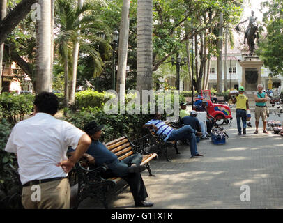 Cartagena de Indias, Colombie. 06Th Mar, 2016. Parc Bolivar à Cartagena de Indias, Colombie, 01 mars 2016. Parc Bolivar est nommé d'après Simon Bolivar, héros révolutionnaire dont la statue équestre orne le site. Dans la cour intérieure de l'ancien couvent de La Merced à Carthagène, l'urne avec les cendres de la récipiendaire du Prix Nobel de littérature, Gabriel Garcia Marquez (1927-2014), sera inhumé le 22 mai 2016. Photo : JOERG VOGELSAENGER/dpa/Alamy Live News Banque D'Images