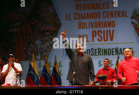 Caracas, Venezuela. 19 mai, 2016. Photo fournie par la Présidence du Venezuela montre le président vénézuélien Nicolas Maduro (3e R) de prendre part à l'assermentation des nouveaux partis politiques de l'Organisation des équipes Parti socialiste du Venezuela (PSUV), dans le Théâtre Teresa Carreno, à Caracas, capitale du Venezuela, le 19 mai 2016. Nicolas Maduro a affirmé jeudi qu'il a demandé la médiation du Secrétaire général de l'Union des nations sud-américaines, M. Ernesto Samper et trois anciens présidents de promouvoir un dialogue avec l'opposition. © Présidence du Venezuela/Xinhua/Alamy Live News Banque D'Images