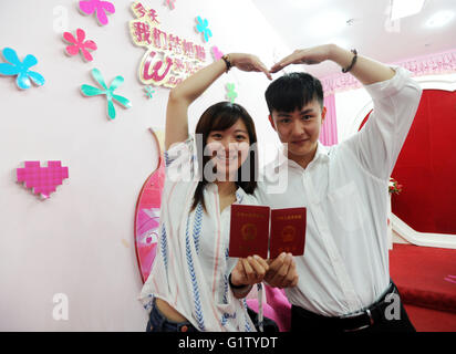 Suzhou, Province de Jiangsu en Chine. 20 mai, 2016. Un couple posent pour une phote après le mariage à la registeration Gusu affaire civile du District Bureau de Suzhou, Province de Jiangsu Chine orientale, le 20 mai 2016. De nombreux couples ont choisi de s'inscrire pour le mariage le 20 mai comme la prononciation '520' est d'homophones "I Love You" en chinois. © Accrocher South/Xinhua/Alamy Live News Banque D'Images