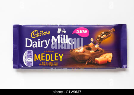 Lait au chocolat Cadbury Medley bar - un délicieux mélange de chocolat noir et de morceaux de biscuits fudge isolé sur fond blanc Banque D'Images