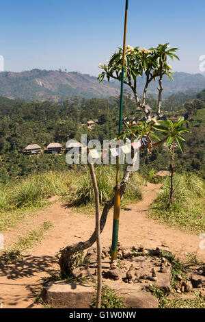 Sri Lanka, Ella, Rock Little Adam's Peak, les drapeaux de prières et les cairns sur le dessus Banque D'Images