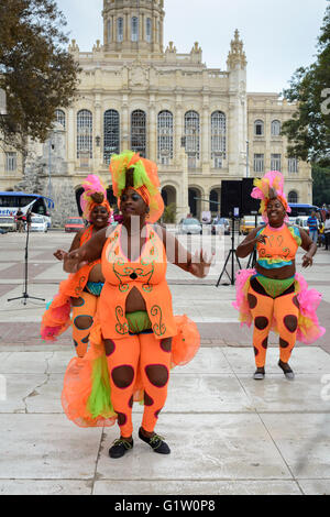 Les artistes de rue de divertir les touristes et les habitants avec un week-end libre performance à Plaza 13 de Marzo, Vieille Havane, La Havane, Cuba Banque D'Images