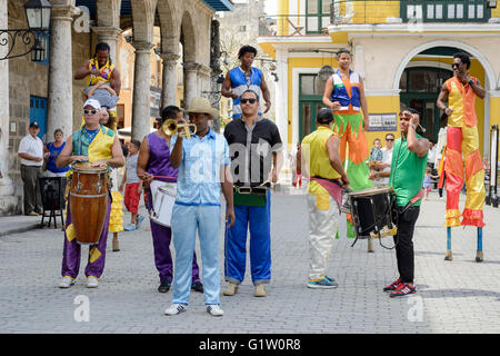 Les artistes de rue danse sur échasses à Plaza Vieja (vieille place), La Havane, Cuba (La Havane) Banque D'Images