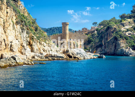 Littoral et ancienne forteresse en Tossa de mar. Costa Brava, Espagne Banque D'Images