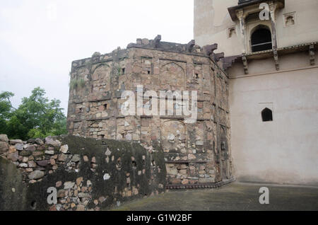 Vue extérieure du palais datia. Également connu sous le nom de bir singh palace ou bir singh dev palace. datia. Madhya Pradesh en Inde. Banque D'Images