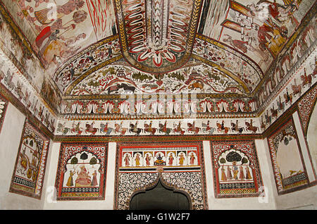 Peintures mythologiques sur le plafond de Raj Mahal, Orchha Palace (fort complexe), le Madhya Pradesh, Inde Banque D'Images