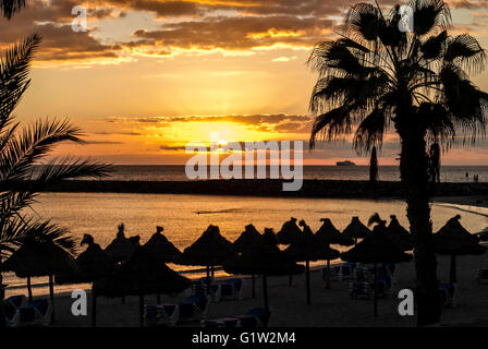 Coucher du soleil sur la plage de las Americas en Canaries Banque D'Images