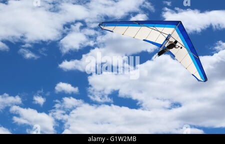 Vol planeur à Kitty Hawk en Caroline du Nord sur un bleu clair, lumineux, journée ensoleillée avec des nuages dans le ciel Banque D'Images