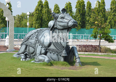 Anand Sagar, nandi en face du Seigneur Shiva mandir , shegaon buldana, district, Maharashtra, Inde Banque D'Images