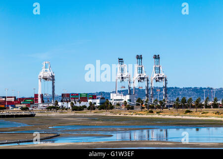 Les navires, les conteneurs et les grues du port d'Oakland California USA Banque D'Images