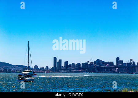 Un traversier arrivant au port d'Oakland avec l'horizon de San Francisco et le Bay Bridge en arrière-plan Banque D'Images