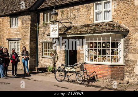 Les touristes en dehors de la boulangerie de Lacock dans le Wiltshire UK Banque D'Images
