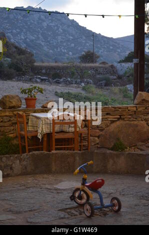 vélo pour enfants laissé sur la place du village Banque D'Images