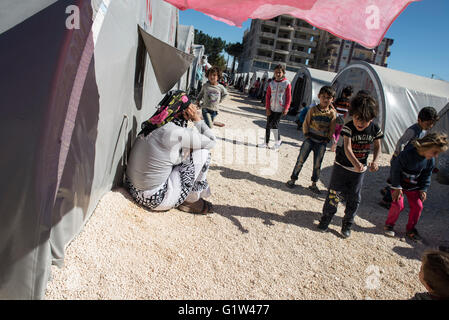 Les enfants réfugiés kurdes dans un camp de réfugiés dans la ville turque de Suruc, près de la frontière turco-syrienne. Des milliers de Kurdes ont été forcés d'abandonner la ville syrienne de Kobani, qui est assiégée par les forces de l'État islamique. La plupart d'entre eux vivent dans des camps de réfugiés dans la ville turque de Suruc. Banque D'Images