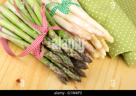 Ensemble d'asperges vertes et blanches sur bois lumineux. Végétaliens, végétariens et la cuisine santé concept. Banque D'Images