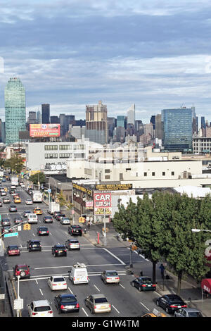 Le trafic au Queens Boulevard dans la ville de New York. Verticalement. Banque D'Images