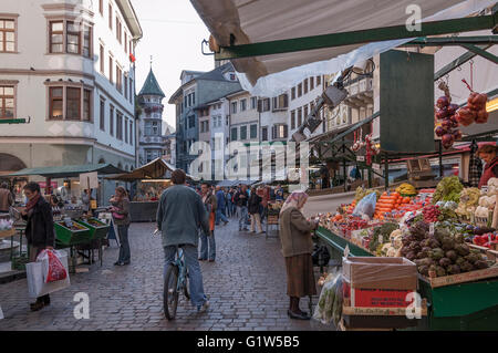 Marché dans les rues du centre historique de Bolzano Banque D'Images