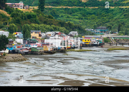 Échasses traditionnelles maisons appelé Palafitos à Castro, l'île de Chiloé, Chili Banque D'Images