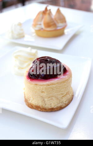 Gâteau au fromage aux fraises et Citron Meringue sur plaque blanche Banque D'Images