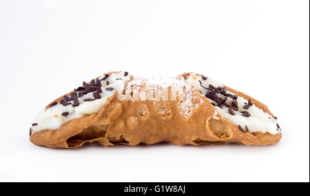 Cannolo 'Italien' Sicilan avec copeaux de chocolat pâtissier, isolé sur blanc. Banque D'Images