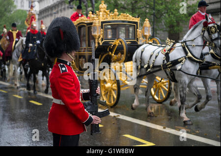 Londres - le 18 mai 2016 : La garde est à l'attention comme le jubilé de diamant de l'entraîneur de l'État exerçant la reine Elizabeth II. Banque D'Images