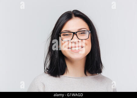 Portrait d'une fille brune à lunettes noires isolé sur fond blanc Banque D'Images