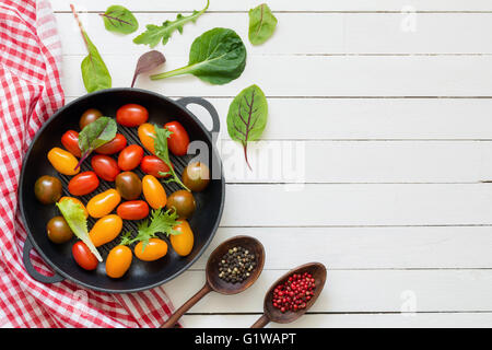 Les légumes, épices et ustensiles de cuisine en bois blanc sur l'arrière-plan. Des maquettes pour les recettes, livre de cuisine. Arrière-plan de l'alimentation Banque D'Images