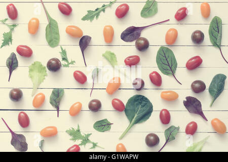 Mise à plat de l'alimentation. Schéma des verts frais et légumes sur fond de bois blanc. Concept de saine alimentation Banque D'Images