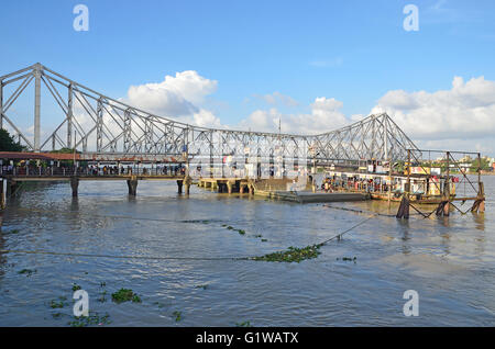 Les bateaux à passagers et de la jetée sur la rivière Hooghly, avec Howrah Bridge au fond, Kolkata, West Bengal, India Banque D'Images