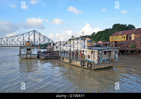 Les bateaux à passagers et de la jetée sur la rivière Hooghly, avec Howrah Bridge au fond, Kolkata, West Bengal, India Banque D'Images