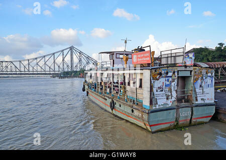 Les bateaux à passagers et de la jetée sur la rivière Hooghly, avec Howrah Bridge au fond, Kolkata, West Bengal, India Banque D'Images