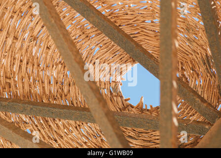 Wicker metal vintage parapluie sur un fond de ciel bleu, fragment Banque D'Images