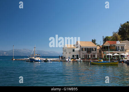 Le joli petit village d'harbourside de Loggos, Paxos, Grèce situé dans sa baie abritée Banque D'Images