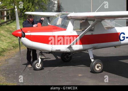 Des contrôles de l'aile réservoir d'un flying club Cessna 152 au Royaume-Uni Banque D'Images