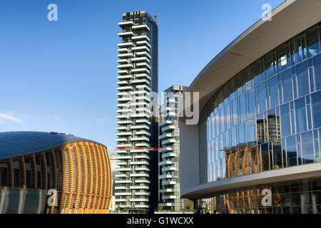 MILAN, ITALIE - 15 MAI 2016 : Nouveau gratte-ciel du quartier de Porta Nuova et les bâtiments commerciaux de Gae Aulenti's square, à Milan. Banque D'Images
