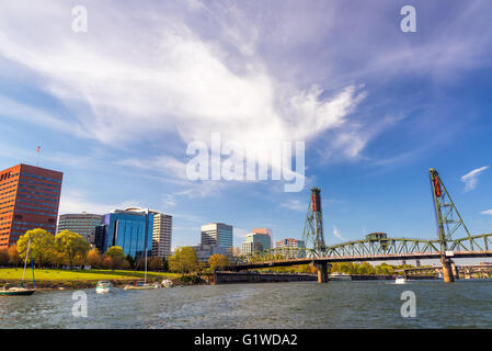 Vue sur le centre-ville de Portland, Oregon et le pont Hawthorne Banque D'Images