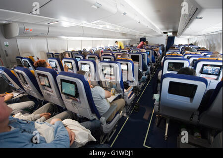 Intérieur d'un avion sur un vol intercontinental à l'Amérique Banque D'Images