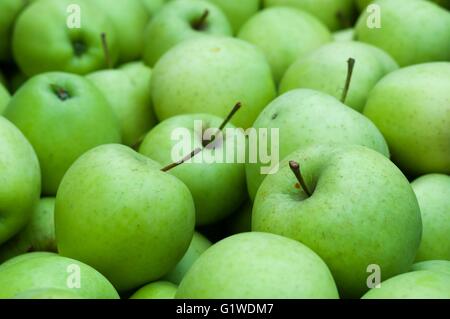 Tas de frais vert pommes Granny Smith. Image en arrière-plan Banque D'Images