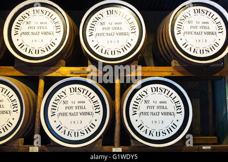 Whiskey canons utilisés à l'âge de whiskies au distillerie Hakushu Suntory au Japon Banque D'Images