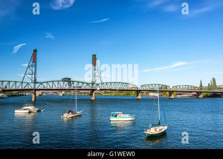 Quatre bateaux en face de l'Hawthorne Bridge à Portland, Oregon Banque D'Images