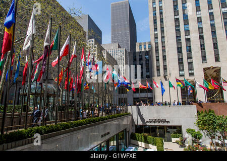NEW YORK, USA - 21 avril 2016 : Construction mécanique afficher les drapeaux des pays membres de l'ONU autour de la Rockefeller Plaza. Il y a un Banque D'Images