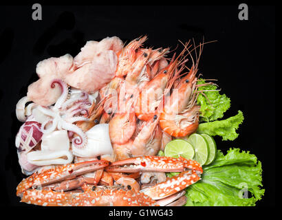 Mixte de fruits de mer traditionnel thaï food isolated on black Banque D'Images