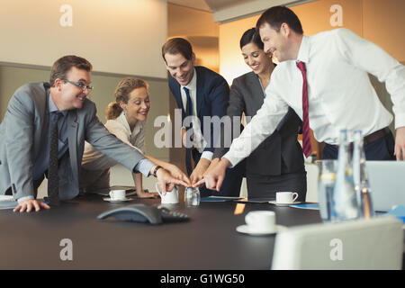 Les gens d'affaires à l'activité de consolidation d'équipe avec le verre dans la salle de conférence Banque D'Images