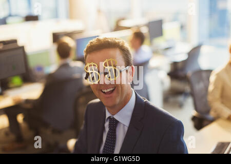 Portrait of businessman wearing signe dollar lunettes in office Banque D'Images