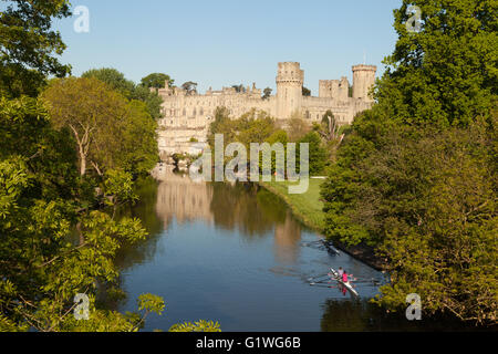 Un rameur sur la rivière Avon à Warwick Castle, village médiéval, château du 12ème siècle, Warwick, Warwickshire UK Banque D'Images