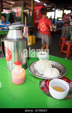 Boulettes à la vapeur au Gold Cafe à Hsipaw, Myanmar Banque D'Images