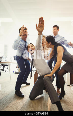 Les gens d'affaires exubérante célébration et la danse de bureau Banque D'Images