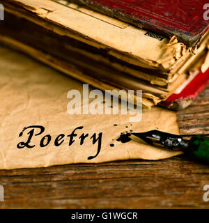 Libre d'un vieux livre, un vieux stylo dip et un papier jaunâtre avec le mot jour poésie écrite avec l'encre noire en elle, on a rustic Banque D'Images